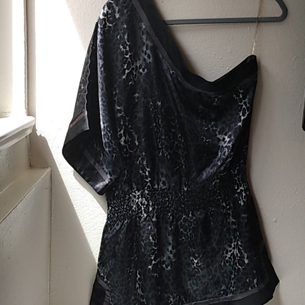 FRIENDS CLOTHING ONE SLEEVE DRESS BLOUSE